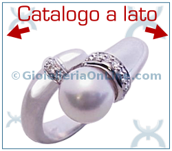 immagine di un anello contrariè in oro bianco con una perla e diamanti.