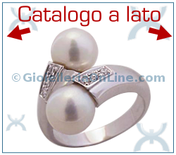 un anello contrariè in oro bianco con due perle e diamanti in una specie di rettangolo a lato delle perle.