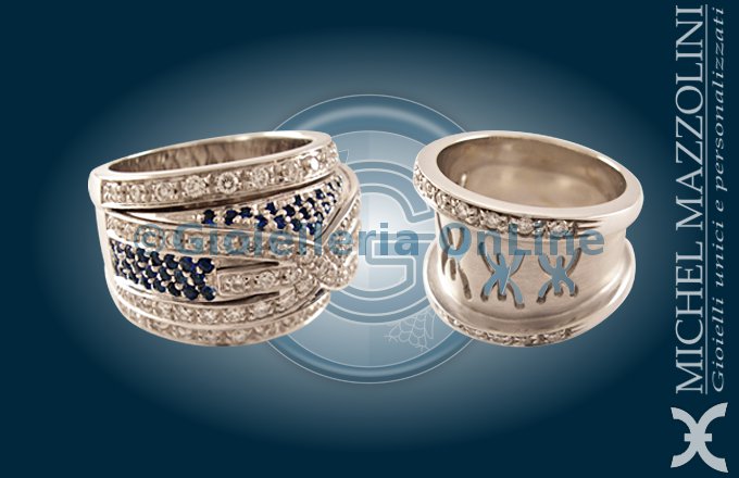 due anelli della collezione City by Night. Anello in oro bianco con diamanti e zaffiri, logo in rilievo. Anello in oro bianco con diamanti e logo traforato.