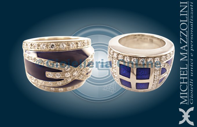 due anelli della collezione City by Night. Anello in oro bianco con diamanti e smalto blu scuro opaco. Anello con smalti trasparenti, oro bianco e diamanti.