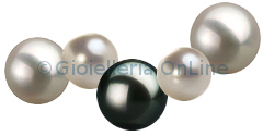 immagine di alcune perle Akoya e di una perla nera South Sea